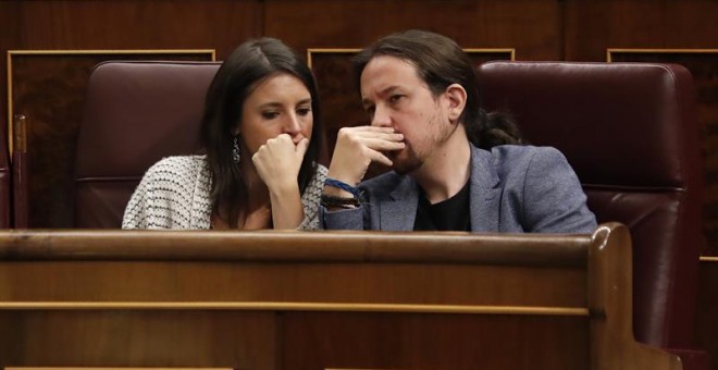 El líder de Podemos, Pablo Iglesias,d., e Irene Montero, durante la sesión de control al Gobierno, en el Congreso de los Diputados. EFE/ Javier Lizón