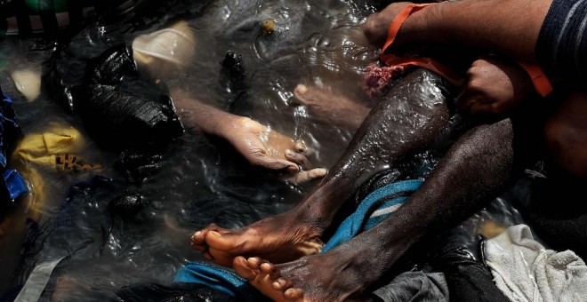 Cadáveres de personas migrantes provenientes de Libia que perdieron la vida a bordo de un bote en el Mediterráneo.- ARIS MESSINIS / AFP (ARCHIVO).