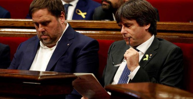 El presidente de la Generalitat, Carles Puigdemont, y su vicepresidente, Oriol Junqueras,izz., en el pleno monográfico del Parlament en respuesta a la aplicación del artículo 155 de la Constitución. | EFE