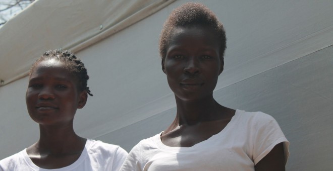 Josephine y Joanna son dos jóvenes refugiadas que colaboran con MSF para identificar a las víctimas de violencia sexual que llegan al campo de Imvepi. Fotografía: Pablo L. Orosa