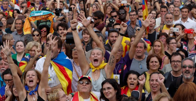 Manifestant celebren la declaració d'independència a les portes del Parc de la Ciutadella de Barcelona, on hi ha el Parlament - Reuters