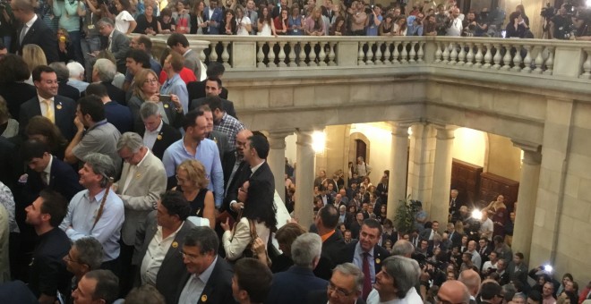 Les escales del Parlament, després d'acabar el ple. Entre els presents, nombrosos diputats, alcaldes i europarlamentaris catalans - Marià de Delàs