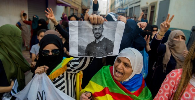 Manifestantes del movimiento social del Rif Hirak se manifiestan contra el Gobierno marroquí y por la liberación del líder de las protestas, a Nasser Zefzafi, en la ciudad de Imouzren el pasado junio.- FADEL SENNA / AFP