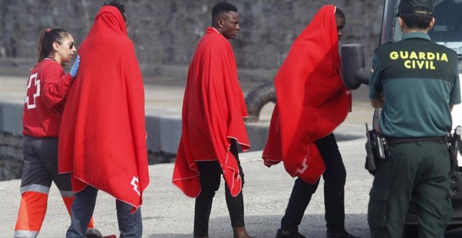 Efectivos de Salvamento Marítimo han rescatado esta mañana a trece inmigrantes de origen subsahariano cuando intentaban alcanzar las costas españolas a bordo de dos pateras en aguas del Estrecho de Gibraltar. EFE/A.Carrasco Ragel