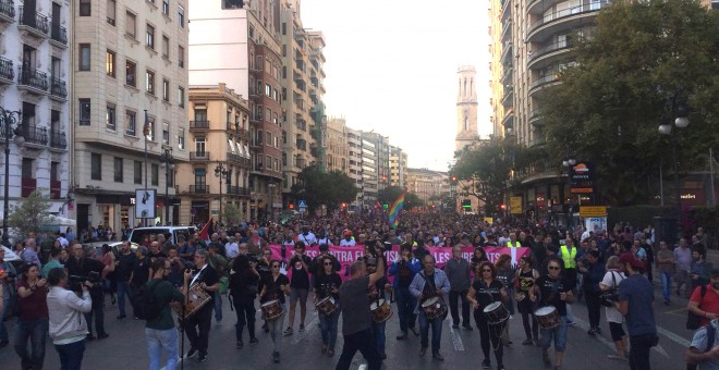 Miles de personas se manifestaron ayer por las calles de València contra las agresiones de la ultraderecha del 9-O. JOAN CANTARERO