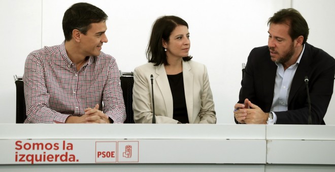 El secretario general del PSOE, Pedro Sánchez, la secretaria de Política Municipal, Adriana Lastra y el portavoz de la Ejecutiva, Óscar Puente, durante la reunión de la Ejecutiva de la formación, en Ferraz, la primera tras haber puesto en marcha el artícu