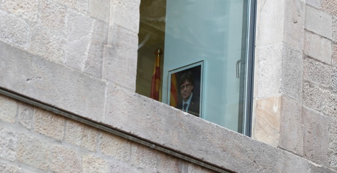 Retrato del presidente catalán cesado, Carles Puigdemont, en una de las salas del Palau de la Generalitat. REUTERS/Yves Herman