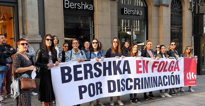 Las trabajadoras de Bershka cierran las tiendas de Pontevedra en la primera huelga en España en la historia de Inditex. CIG-Confederación Intersindical Galega