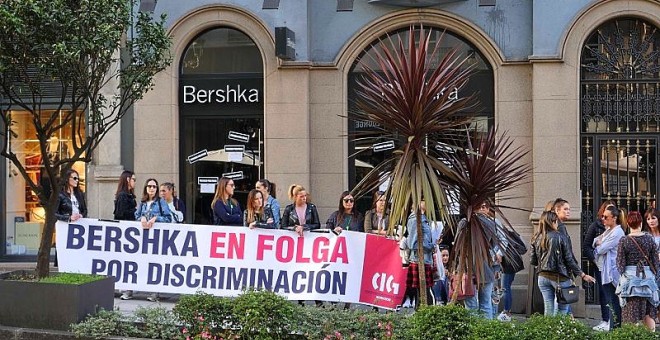 Las trabajadoras de Bershka cierran las tiendas de Pontevedra en la primera huelga en España en la historia de Inditex. CIG-Confederación Intersindical Galega