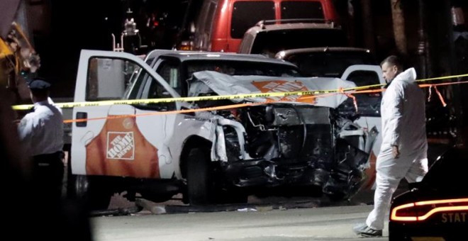 JSX19. NUEVA YORK (NY, EE.UU.), 31/10/2017. Autoridades investigan la escena de un crimen y la camioneta que un hombre condujo por la vía de bicicletas hoy, martes 31 de octubre de 2017, en Nueva York (EE.UU.). Ocho personas murieron en el incidente y al