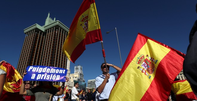Un manifestante con unapancarte pidiendo prisión para el expresident catalán Carles Puigdemont, en la concentración convocada el pasado 28 de octubre por la Fundación DENAES para la defensa de la Nación española, en la plaza de Colón de Madrid. REUTERS/Se