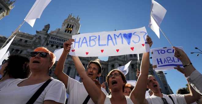 Manifestantes vestidos de blanco en la Plaza de la Cibeles de Madrid, el pasado 7 de octubre, convocados por el movimiento ‘Parlem, Hablemos’. REUTERS/Sergio Perez