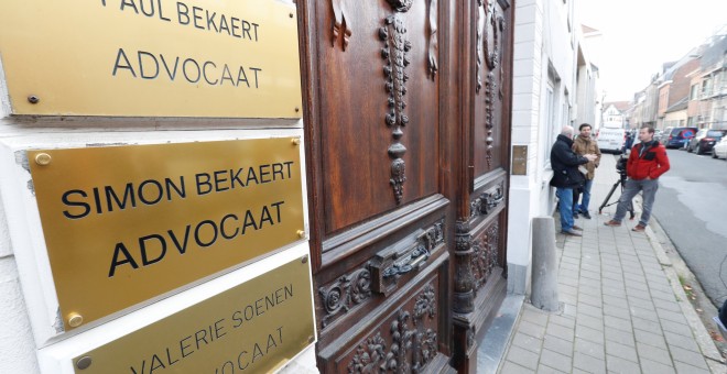 Puerta de las oficinas del despacho del abogado de Carles Puigdemont en Bélgica./ REUTERS