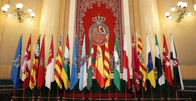 Banderas de las comunidades autónomas en el Senado, en la Conferencia de Presidentes. EFE