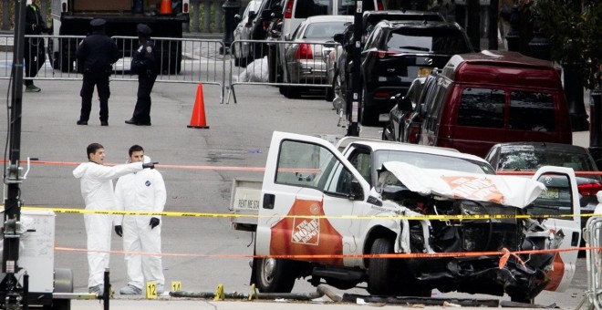 Varios miembros de la policía criminal mientras revisan el vehículo que atropelló y mató a 8 personas e hirió a 11 en Nueva York. EFE/JUSTIN LANE