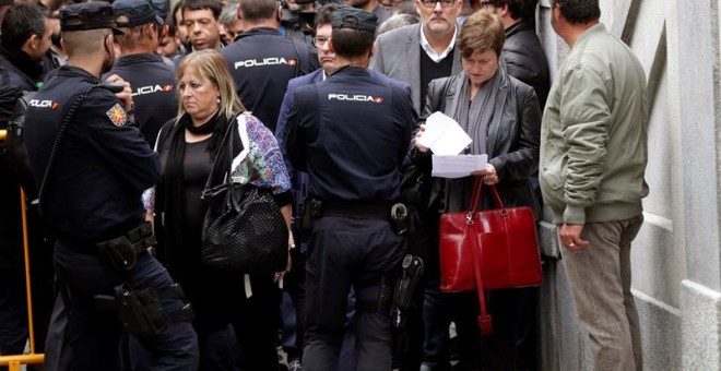 Los miembros de la Mesa del Parlament Ramona Barrufer y Anna Simó, entre otros, a su llegada a la sede del Tribunal Supremo. - EFE