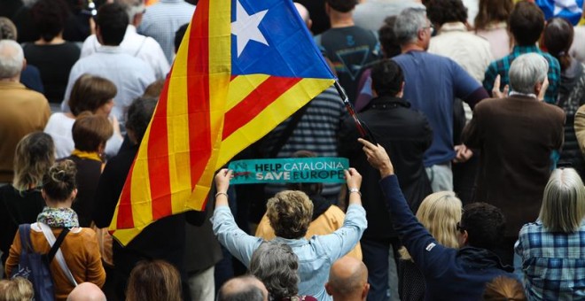 Unas 2.000 personas se han concentrado este mediodía en la plaza de Sant Jaume de Barcelona. - EFE