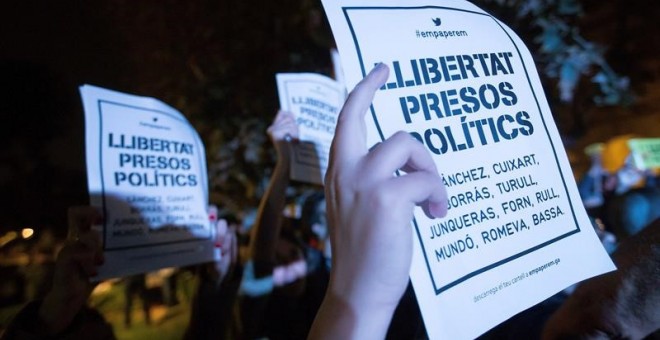 Manifestants davant el Parlament de Catalunya per exigir l'alliberament dels presos polítics / EFE Enric Fontcuberta