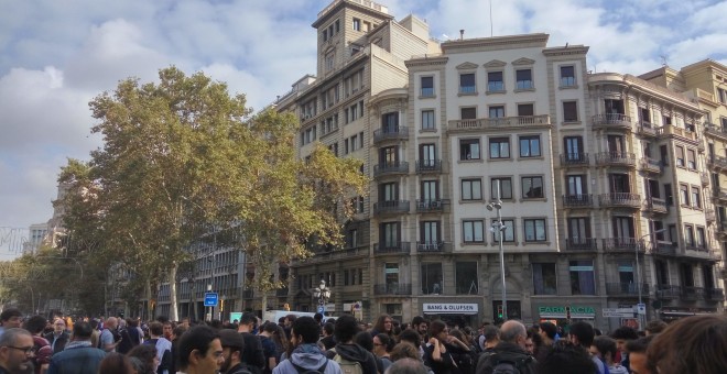 Manifestants tallen la Gran Via de Barcelona aquest divendres, en protesta per l'empresonament de vuit consellers. Unis x la República
