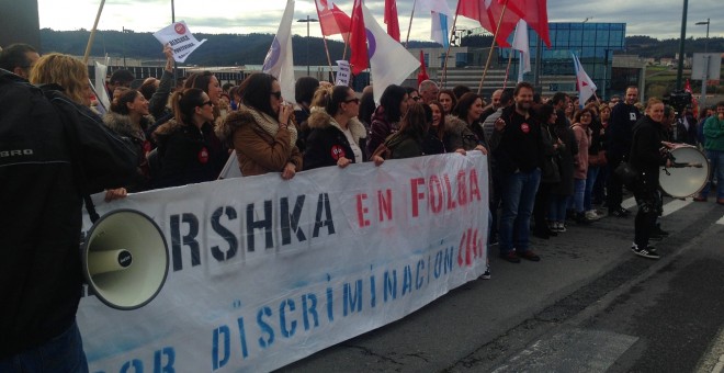 Las trabajadoras de las tiendas de Bershka, concentradas delanta de la sede de Inditex, en Arteixo (A Coruña). J.O.