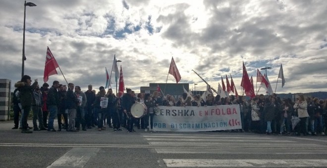 Las trabajadoras de Bershka, concentradas delanta de la sede de Inditex, en Arteixo (A Coruña). CIG