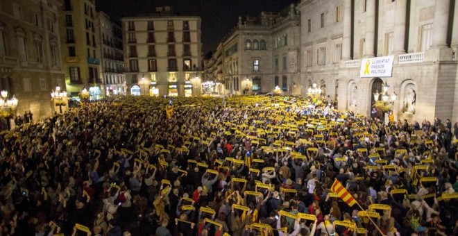 Miles de personas se concentran frente al Ayuntamiento de Barcelona. - EFE