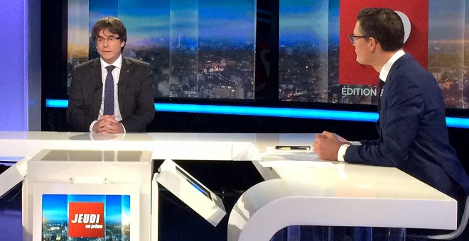 Carles Puigdemont durante la entrevista que ha concedido a la cadena belga RTBF. - REUTERS