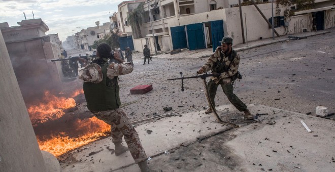 Combatientes rebeldes disparan contra las posiciones del Ejército libio en Sirte, Libia, 2011.- MANU BRABO