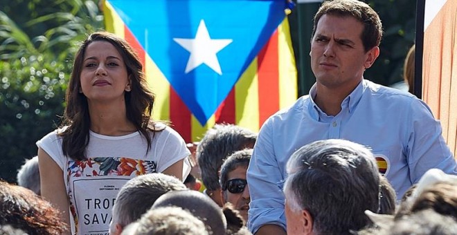 El presidente de Ciudadanos, Albert Rivera ,d., junto a la líder de la oposición en Cataluña, Inés Arrimadas,iz., durante el acto político celebrado hoy en Sant Andreu de Llavaneras .EFE/Alejandro García