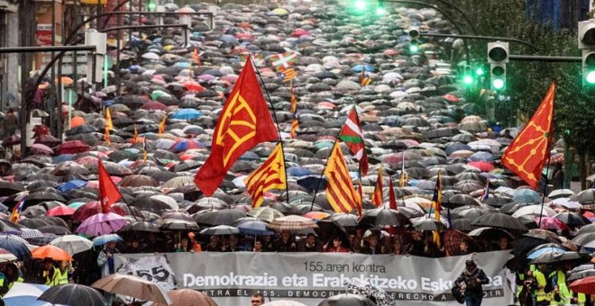 Miles de personas se manifiestan en Bilbao contra la aplicación del artículo 155 en Catalunya. EFE/JAVIER ZORRILLA.
