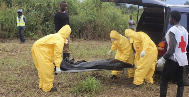 Trabajadores sanitarios trasladan a una víctima de ébola. TRINGER / REUTERS