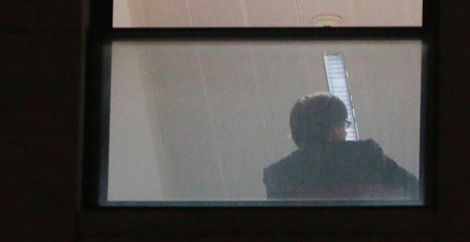 Carles Puigdemont, en una dependencia de la sede de la Fiscalía belga en Bruselas. EFE/EPA/OLIVIER HOSLET