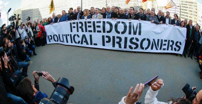 200 alcaldes soberanistas reclaman en Bruselas 'libertad para los presos políticos' catalanes. | OLIVIER HOSTALET (EFE)
