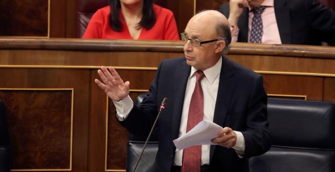 El ministro de Hacienda, Cristóbal Montoro, interviene en la sesión de control al Ejecutivo celebrada este miércoles en el Congreso. EFE/Ballesteros