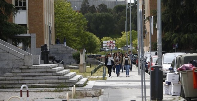 El docente 'propició situaciones inadecuadas e improcedentes con el propósito de establecer relaciones de naturaleza personal y fuera del ámbito académico'. - EUROPA PRESS