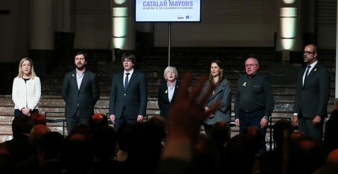 El president de la Generalitat, Carles Puigdemont, amb els consellers Clara Ponsatí, Toni Comín, Meritxell Serret i LLuís Puig, a Brussel·les aquest dimarts, en un acte amb alcaldes catalans. EFE