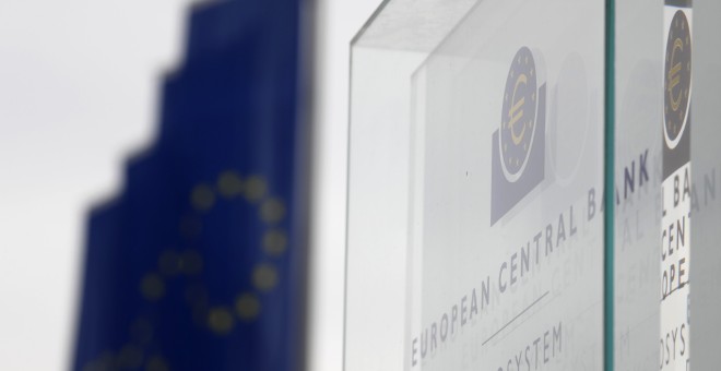 El logo del BCE en la entrada de la sede de la entidad monetaria de la Eurozona, en Fráncfort. REUTERS/Kai Pfaffenbach