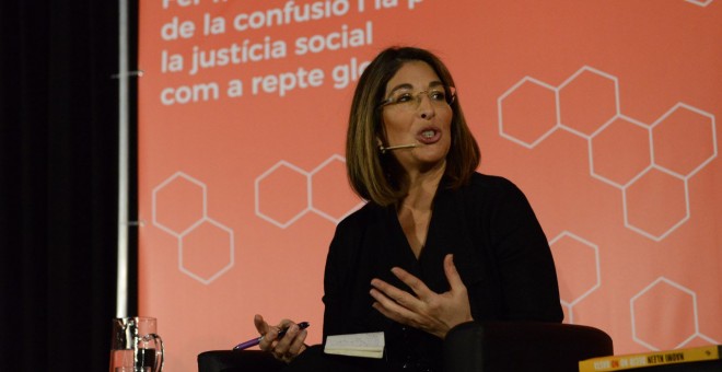 L'escriptora i activista canadenca Naomi Klein, en el debat amb a Barcelona amb l'alcaldessa, Ada Colau. FOTO: L'Escola dels Comuns