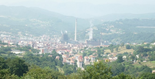 Vista de La Felguera, con la central térmica de Lada al fondo, en Asturias