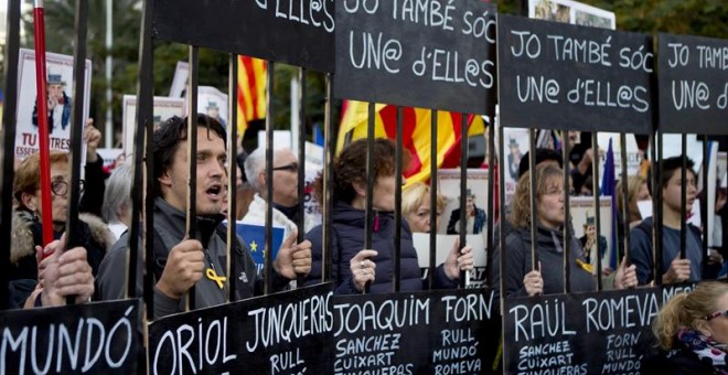 Imatge de la manifestació d'aquest dissabte a Barcelona, per la llibertat dels membrs del Govern i els dirigents sobiranistes empresonats. EFE