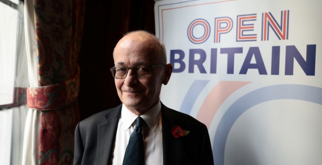 El exembajador británico en la UE, John Kerr, posa tras una conferencia en Londres. REUTERS/Simon Dawson
