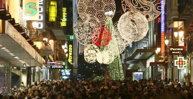 Numerosas personas en la céntrica y comercial calle Preciados de Madrid en Navidad. EFE