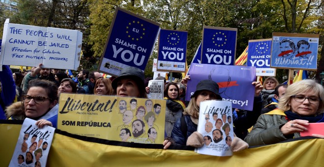 Manifestantes concentrados en Bruselas en apoyo de Carles Puigdemont y los tres consellers cesados, convocado por ANC. REUTERS/Eric Vidal