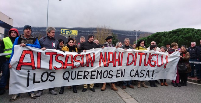 'Los queremos en casa', dice una pancarta sujetada por familiares de los presos de Altsasu./PÚBLICO