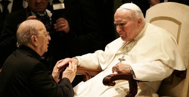 Marcial Maciel, fundador de los Legionarios de Cristo, junto al papa Juan Pablo II. / REUTERS