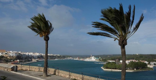 El puerto de Mahón (Menorca) ha permanecido hoy cerrado al tránsito marítimo por los fuertes vientos. /EFE