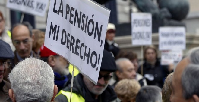 Un manifestante de las marchas para reclamar pensiones dignas. EFE