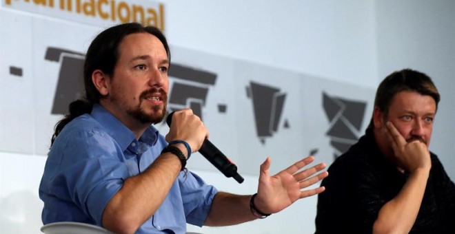 Pablo Iglesias en la presentación de 'Repensar la España plurinacional', junto con el portavoz de En Comú Podem y candidato a las elecciones catalanas, Xavier Domènech, y la responsable de plurinacionalidad, la diputada Meri Pita / EFE