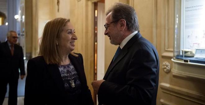 La presidenta del Congreso, Ana Pastor, y el presidente de PRISA, Juan Luis Cebrián, charlando esta mañana antes del desayuno informativo de Nueva Economía, que se ha celebrado en el Hotel Ritz de Madrid. EFE/ Luca Piergiovanni