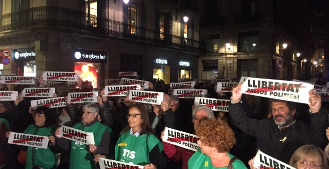 Concentració en solidaritat amb Jordi Sànchez i Jordi Cuixart, a plaça de Sant Jaume, quan es compleix un mes del seu empresonament